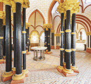 Innenansicht der Matthiaskapelle, Altar in der Mitte