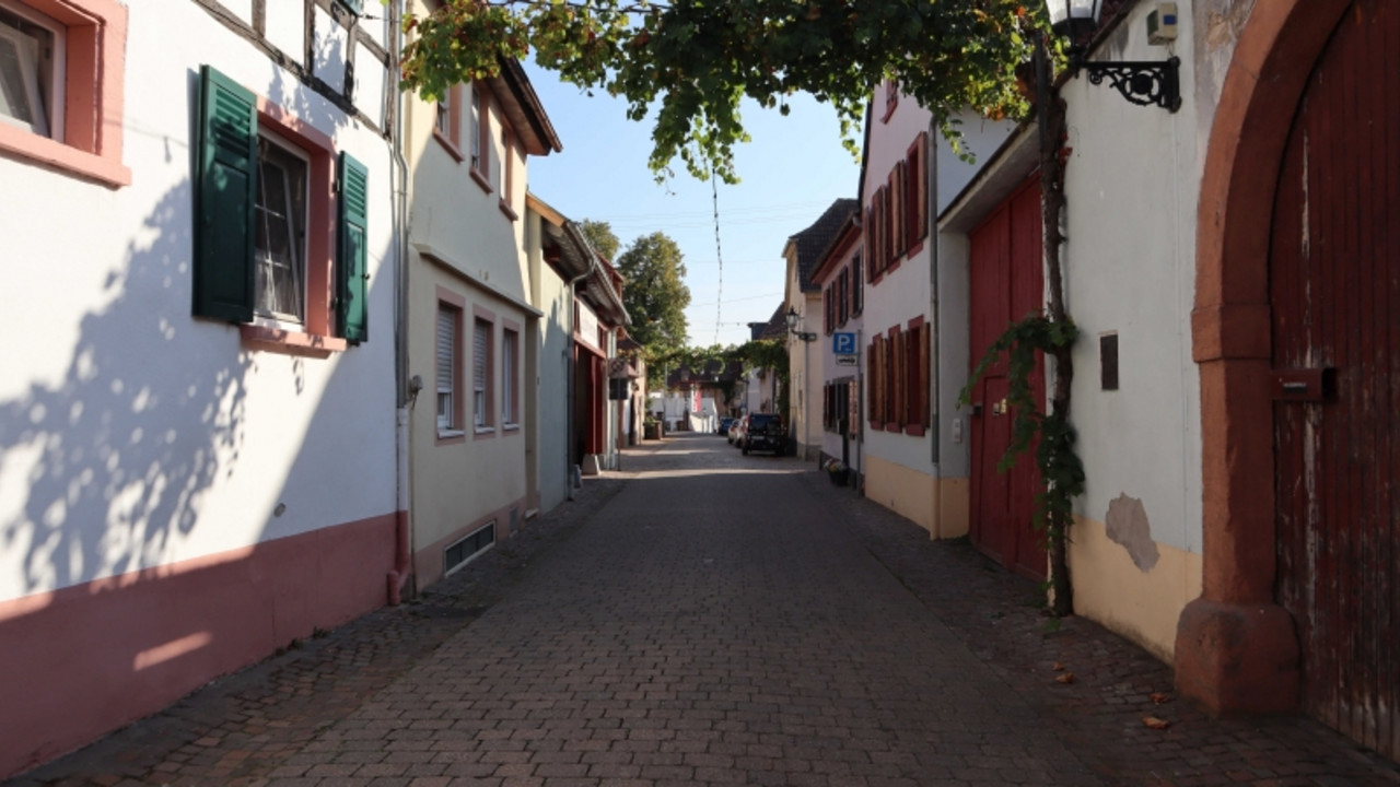 Kirrweiler, Straßenansicht der Kirchstraße von Norden © Lucy Liebe, GDKE, Landesdenkmalpflege