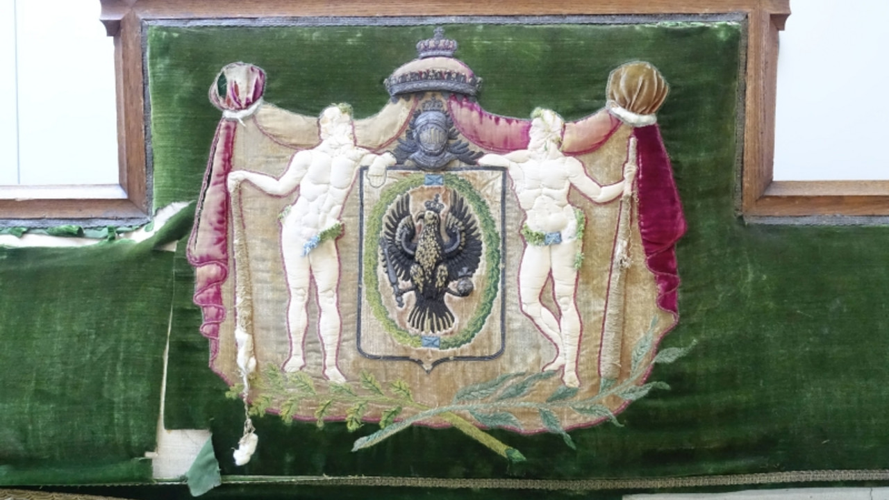 Das preußische Wappen auf der neugotischen Sofabank © Maria Wenzel, GDKE, Landesdenkmalpflege