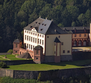Schloss Malberg, Gesamtansicht mit "Eisernem Garten" © Thomas Zühmer, GDKE, Rheinisches Landesmuseum Trier