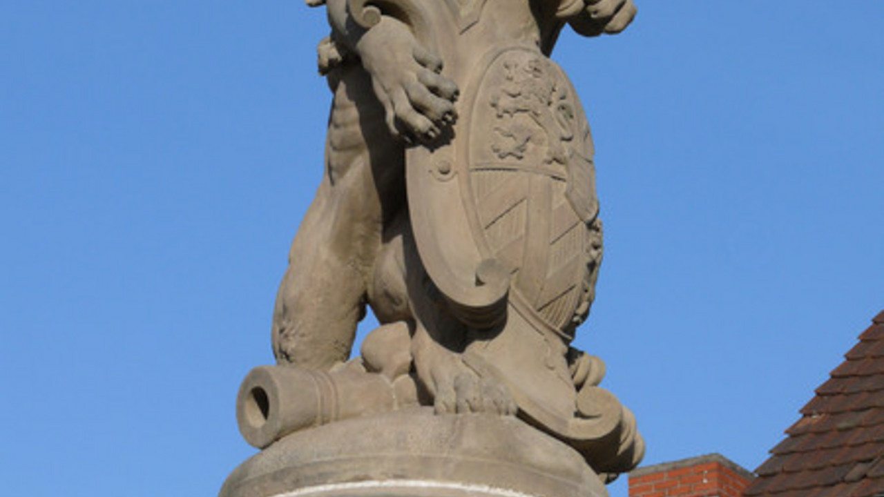 Löwenfigur des Kriegerdenkmals auf dem Luitpoldplatz in Germersheim © GDKE, Landesdenkmalpflege, C. Schüler-Beigang