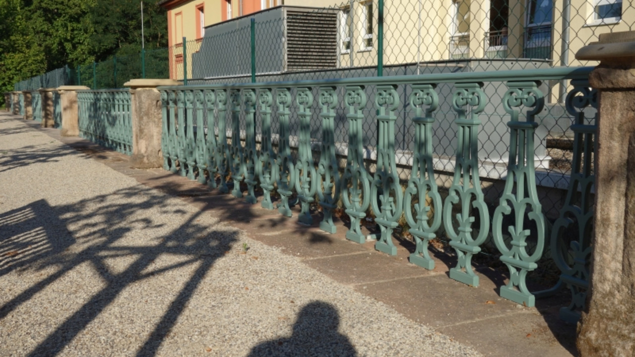 Kirchheimbolanden, Schlossgarten, rekonstruiertes Geländer der unteren Terrasse im Lustgarten © Georg Peter Karn, GDKE, Landesdenkmalpflege