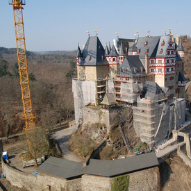 Burg Eltz mit Kran und einem Gerüst rund herum