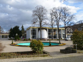 Kuranlage mit Brunnen, Bäumen und Gebäude in Bad Neuenahr-Ahrweiler