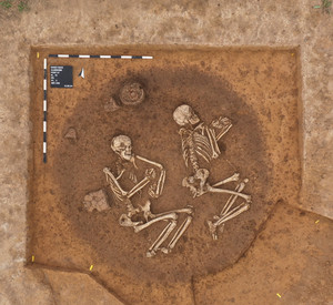 Archäologische Ausgrabungsstätte mit zwei Skeletten