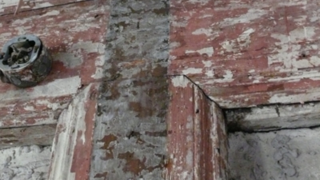 Detail der Fensterrahmen-Profilierung auf der Ostwand © Christian Schüler-Beigang, GDKE, Landesdenkmalpflege