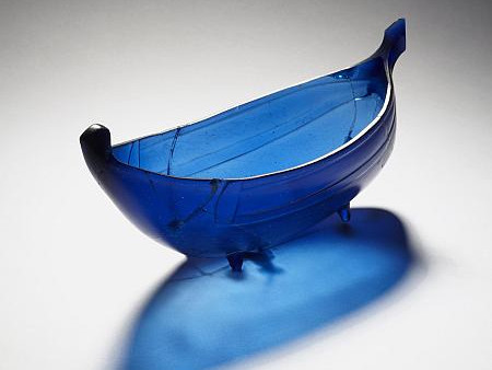 Ein kleines, aus blau gefärbtem Glas gefertigtes, offenes Boot