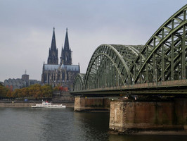 Rhein mit Brücke und im Hintergrund der Kölner Dom