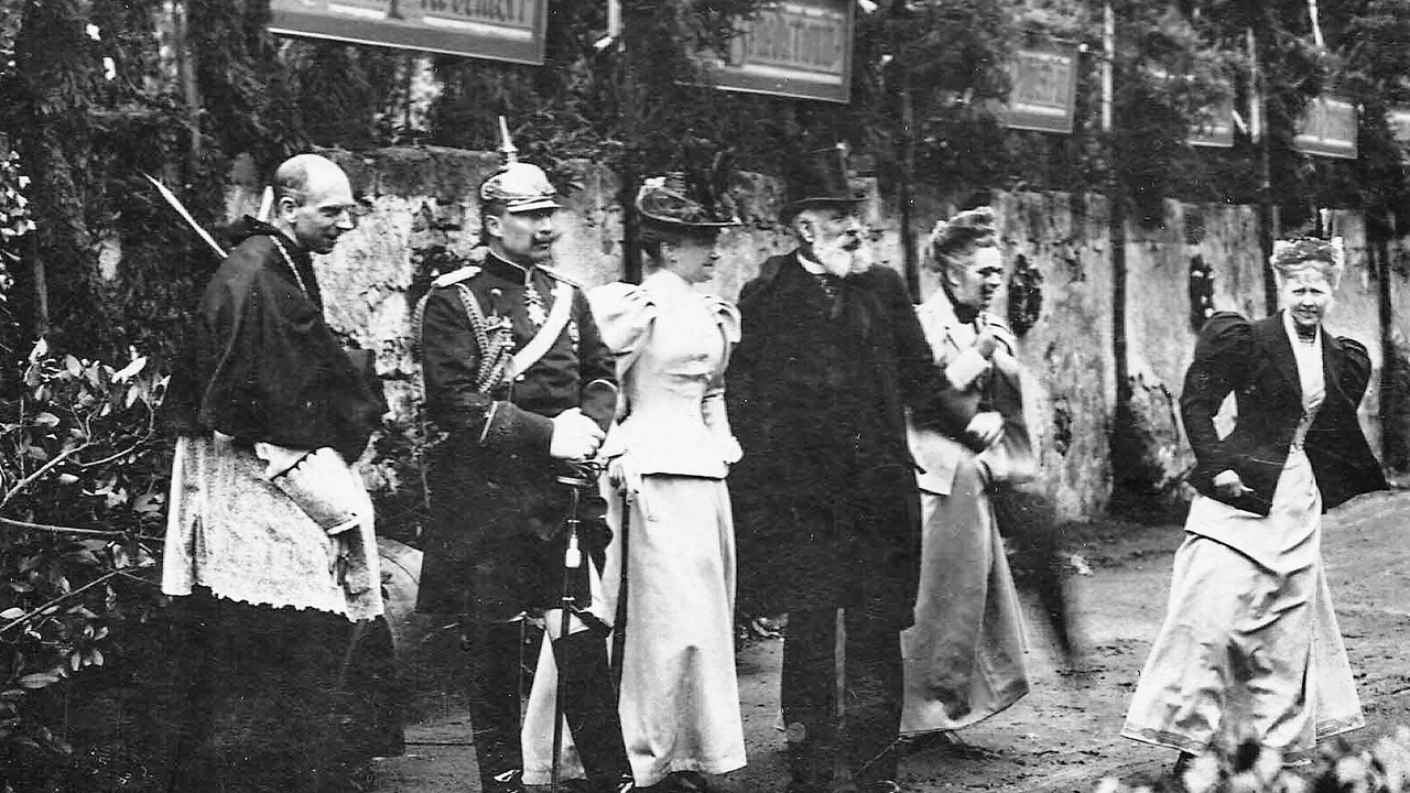 Abt Willibrord Benzler, Wilhelm II., Kaiserin Auguste Viktoria, Ernst Freiherr von Mirbach und zwei Hofdamen in Maria Laach
