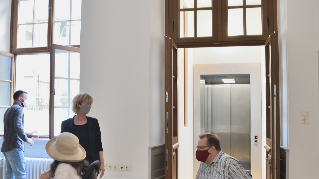 Erste Auffahrt des neuen Lifts. Foto: GDKE Rheinland-Pfalz / Ernst
