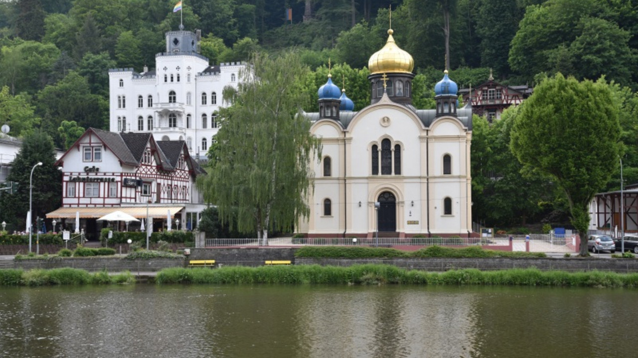 russisch-orthodoxe Kirche, Schloss Balmoral, Villen und Henriettensäule © Dieter Krienke, GDKE, Landesdenkmalpflege