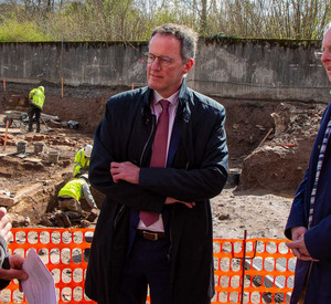Oberbürgermeister Wolfram Leibe und Innenminister Michael Ebling bei den Ausgrabungen in Trier.  Foto: MDI RLP