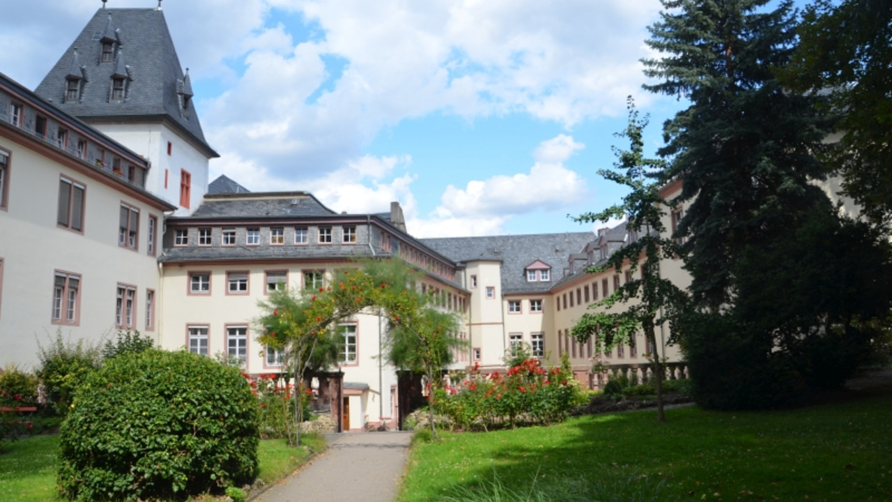 Mainz, Älterer Dalberger Hof, Garten mit Innenhof und gotischem Wohnturm © Georg Peter Karn, GDKE, Landesdenkmalpflege