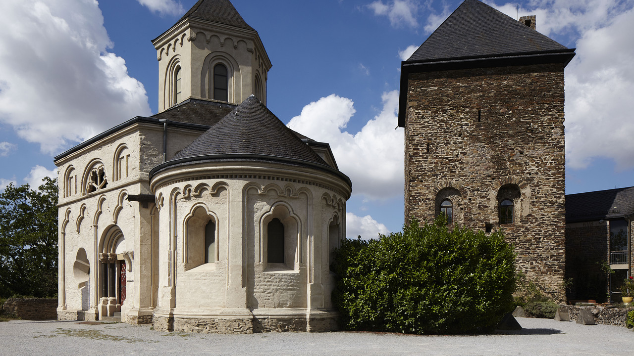 Blick auf die Matthiaskapelle links und den Bergfried der Oberburg rechts.