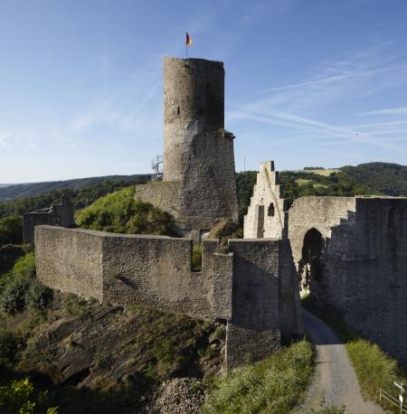 Burgruine mit rundem Turm und Mauern