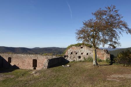 Mauern einer Burgruine mit weitem Blick auf dahinterliegende Landschaft