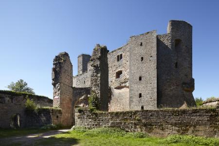 Gut erhaltene Ruine einer großen Burganlage