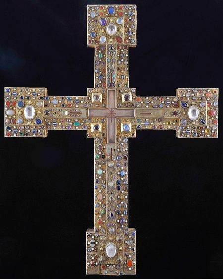 Ein mit Edelsteinen besetztes Kreuz aus dem 11. Jahrhundert