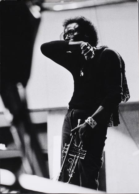 Schwarz-weiß Fotografie, Mann mit einem Blasinstrument in der Hand
