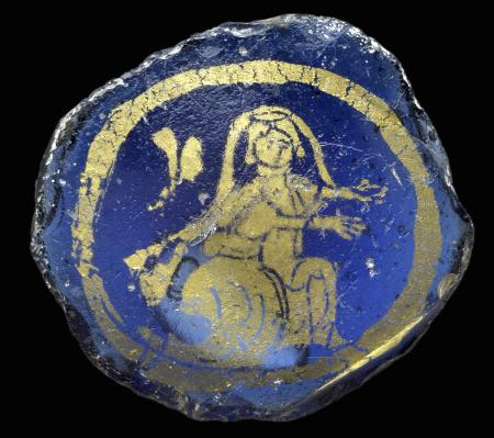 Rundes, blaues Glasmedaillon, mit goldener Abbildung einer Frau