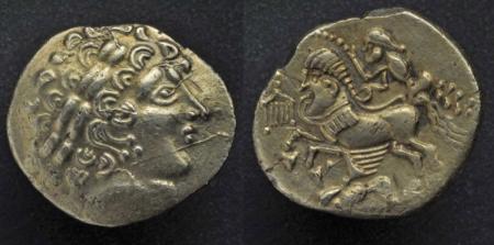 Vorder- und Rückseite einer keltischen Münze, Motiv: Herrscherportrait und Pferd mit Reiter