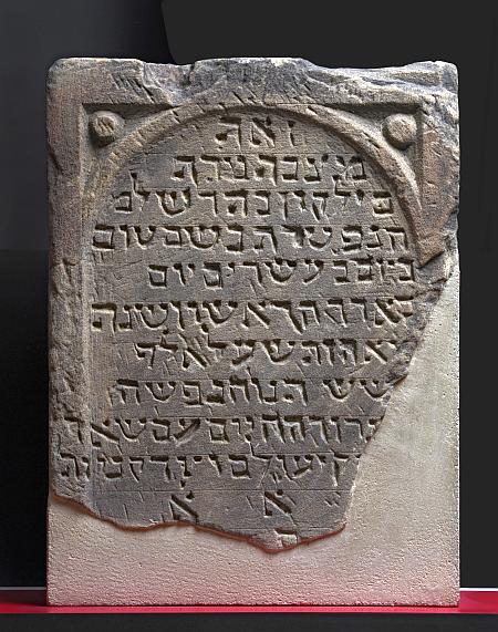 Steintafel mit hebräischer Inschrift