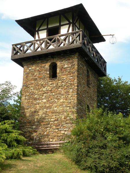 Viereckiger Turm aus Stein und Holz