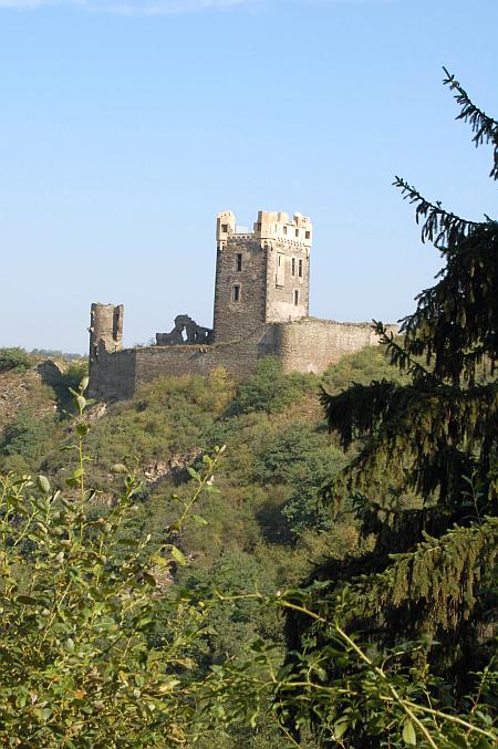 Ansicht einer Burgruine auf grünem Hügel