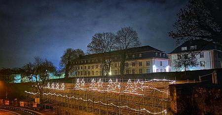 Mainz, Zitadelle, Gerüst mit weihnachtlichter Beleuchtung