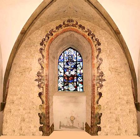 Kapellenfenster mit Wandmalerei drumherum