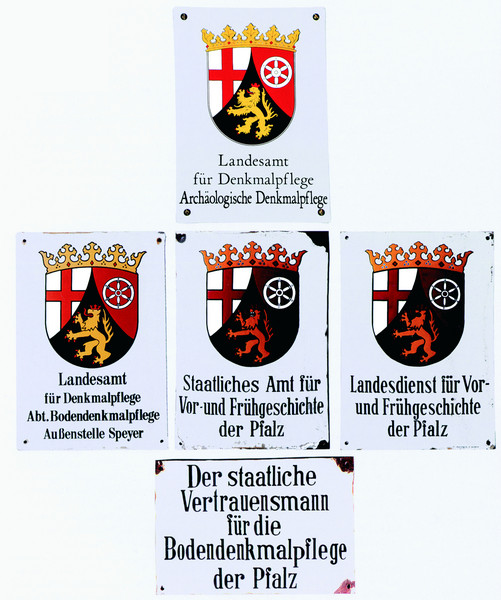 Schilder der verschiedenen Amtsbezeichnungen der Bodendenkmalpflege in Rheinland-Pfalz am Beispiel der Außenstelle Speyer