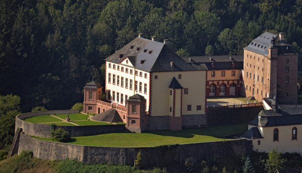 Schloss Malberg von oben, Gesamtansicht mit "Eisernem Garten